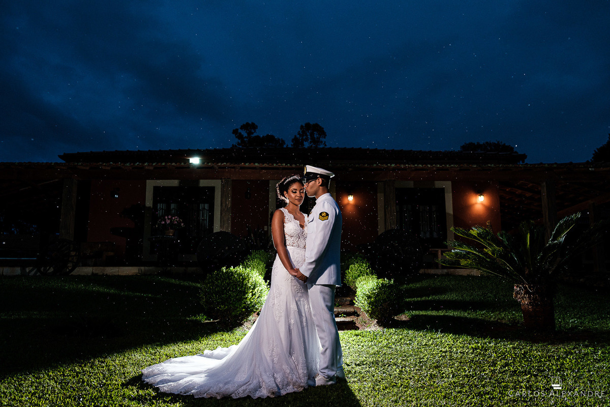retrato dos noivos com casa e céu azul ao fundo