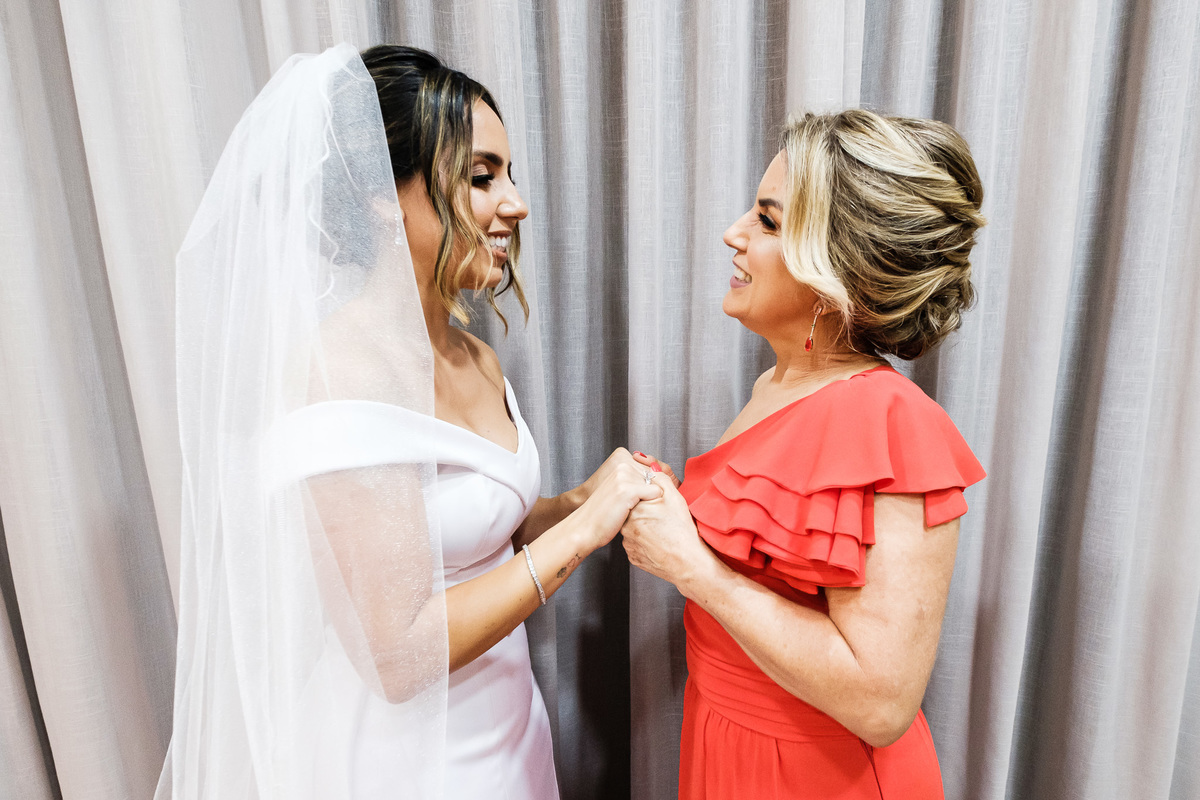 mae e filha com mãos dadas se falando antes do casamento