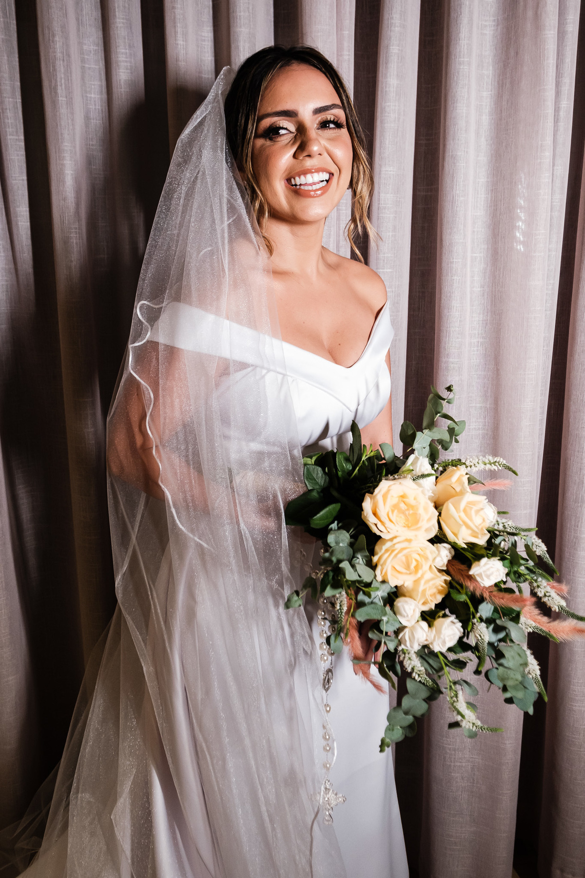 retrato da noiva com vestido de ombro e com buque champanhe