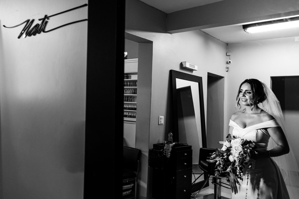 noiva no espelho com sua placa na parede