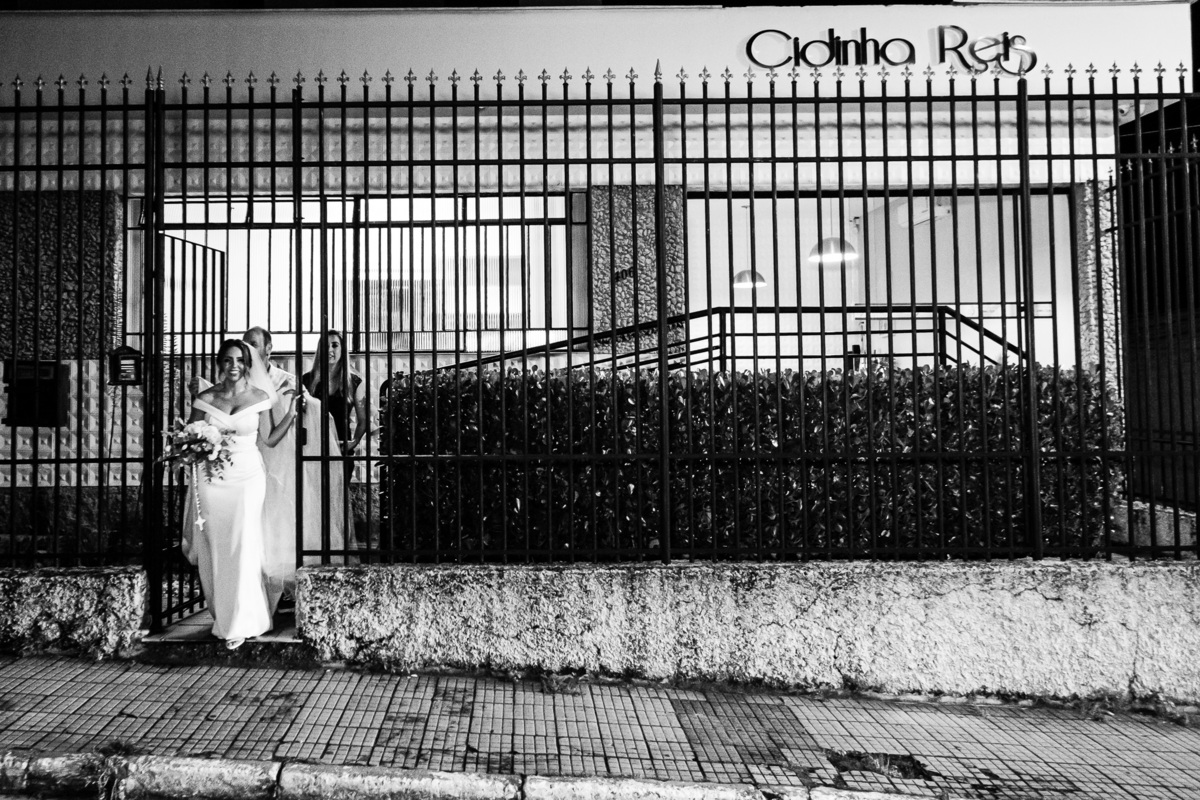 noiva saindo do salão da sua mae Cidinha reis