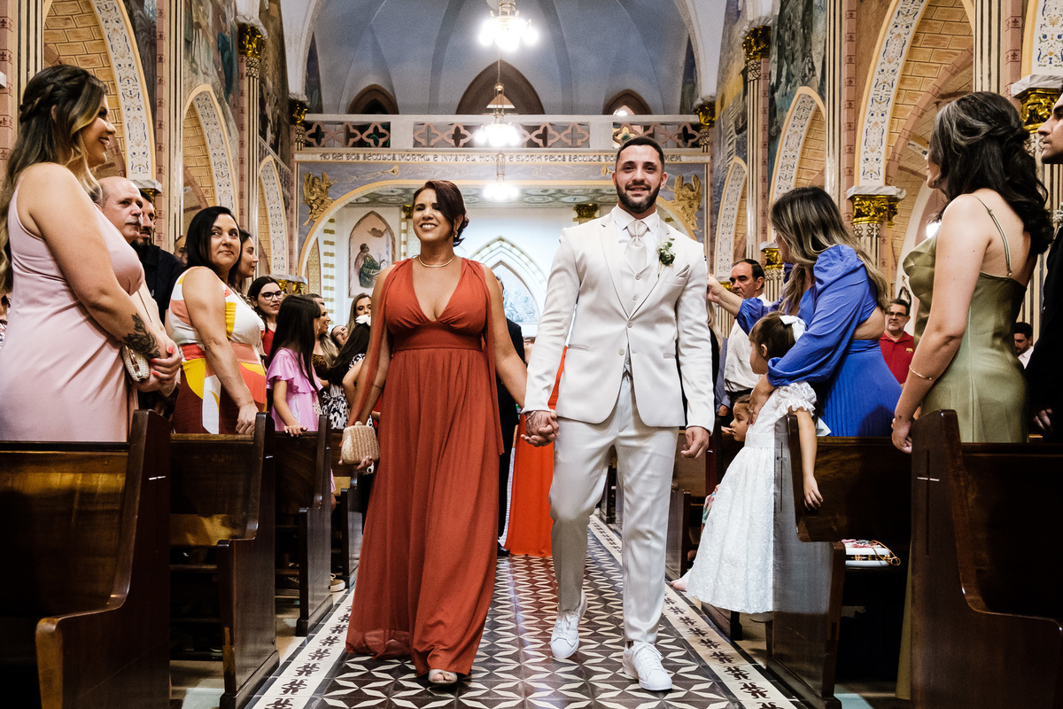 entrada do filho com sua mae em seu casamento