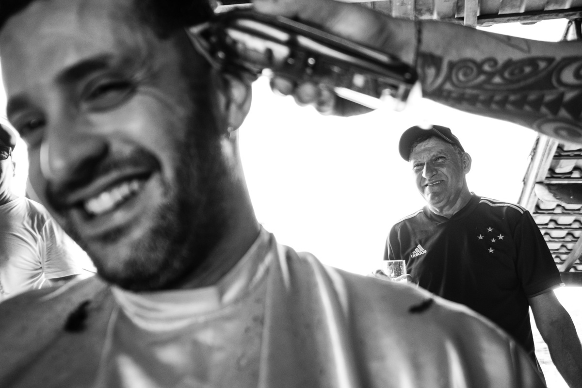 pai e filho cortando cabelo antes do casamento