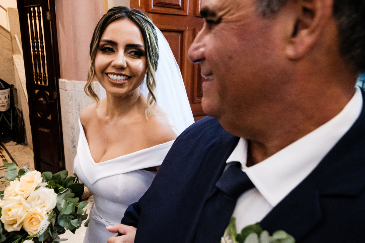 filha olhando apaixonada para o seu pai antes de entrar na igreja