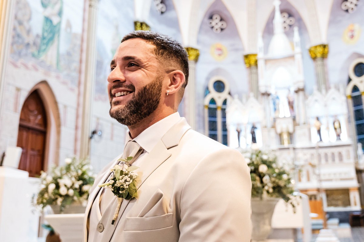 noivo olhando emocionada para a entrada da noiva