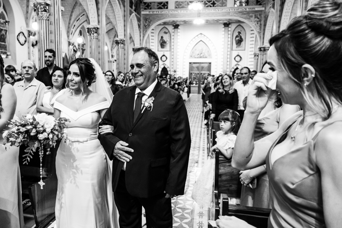 irma chorando a ver a entrada da noiva