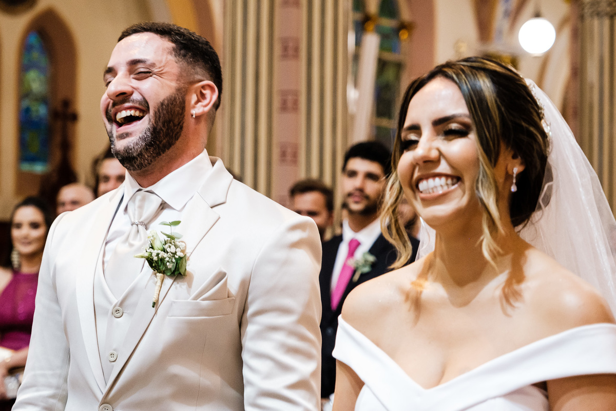noivos felizes sorrindo no altar