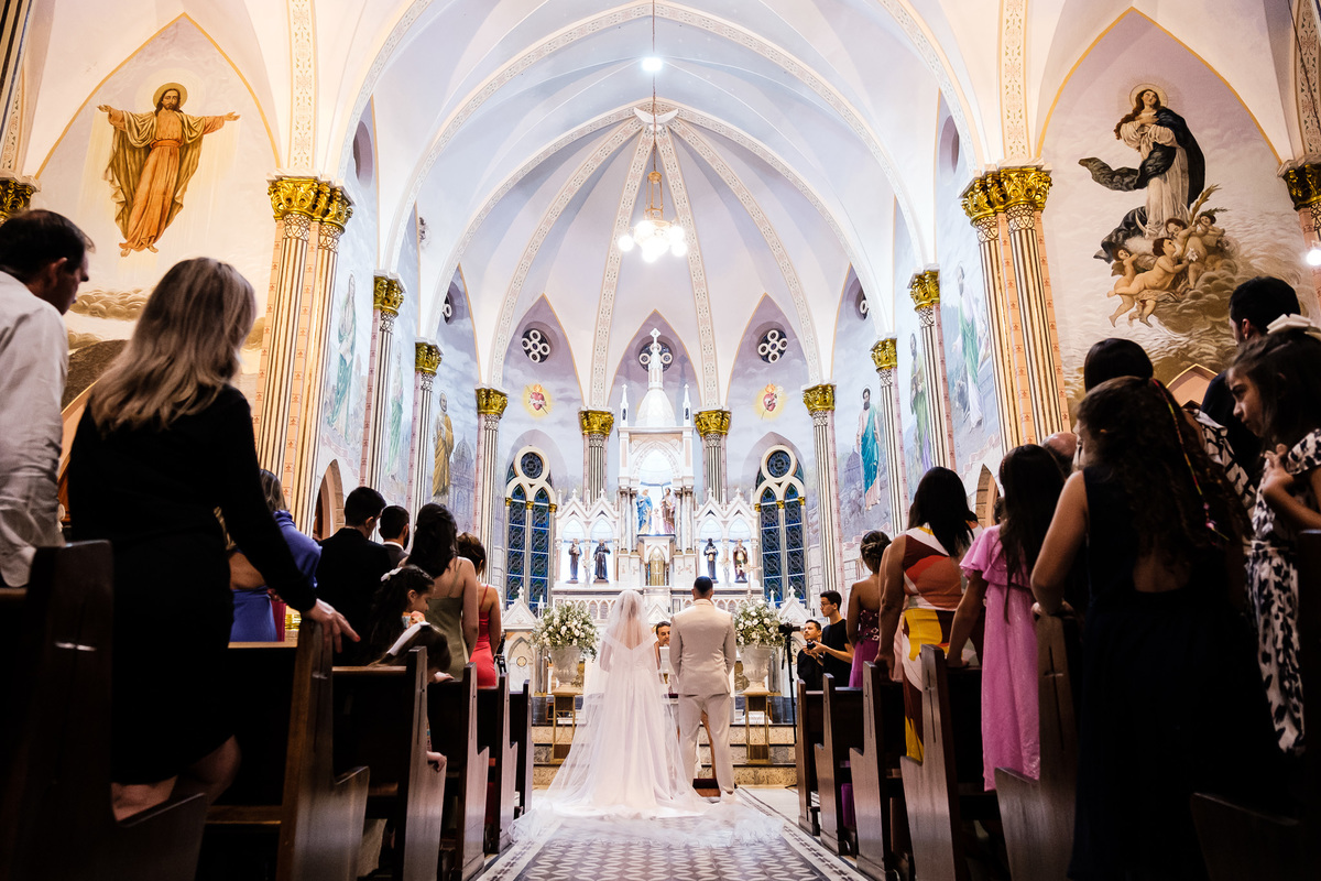 linda cupula da igreja matriz com noivos no altar