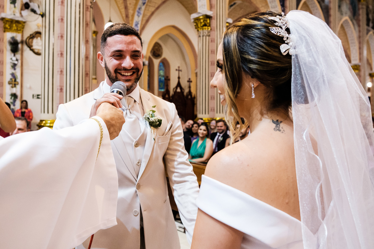 noivo falando no microfone e sorrindo 