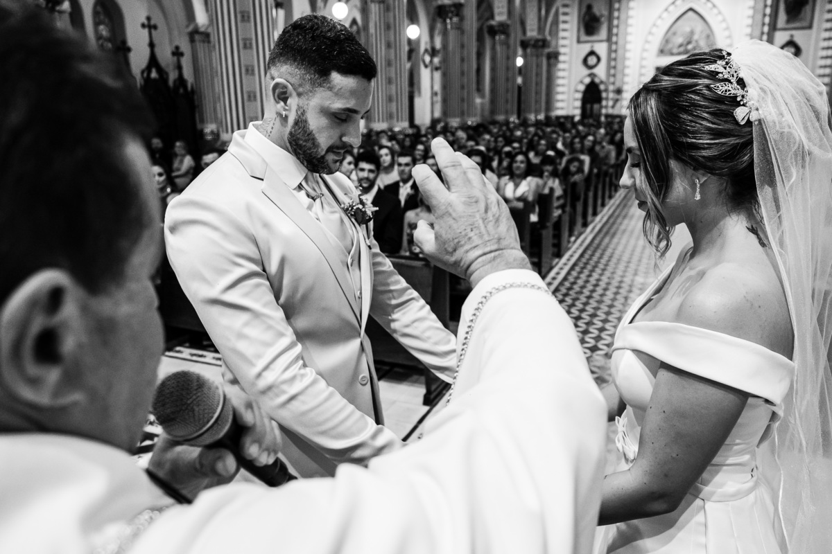 padre cornelio abençoando o novo casal