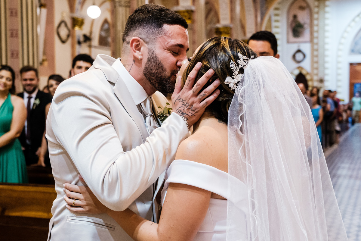 beijo apaixonado dos noivos