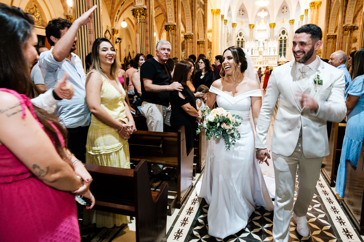 noivos cumprimentando os convidados na saída da igreja