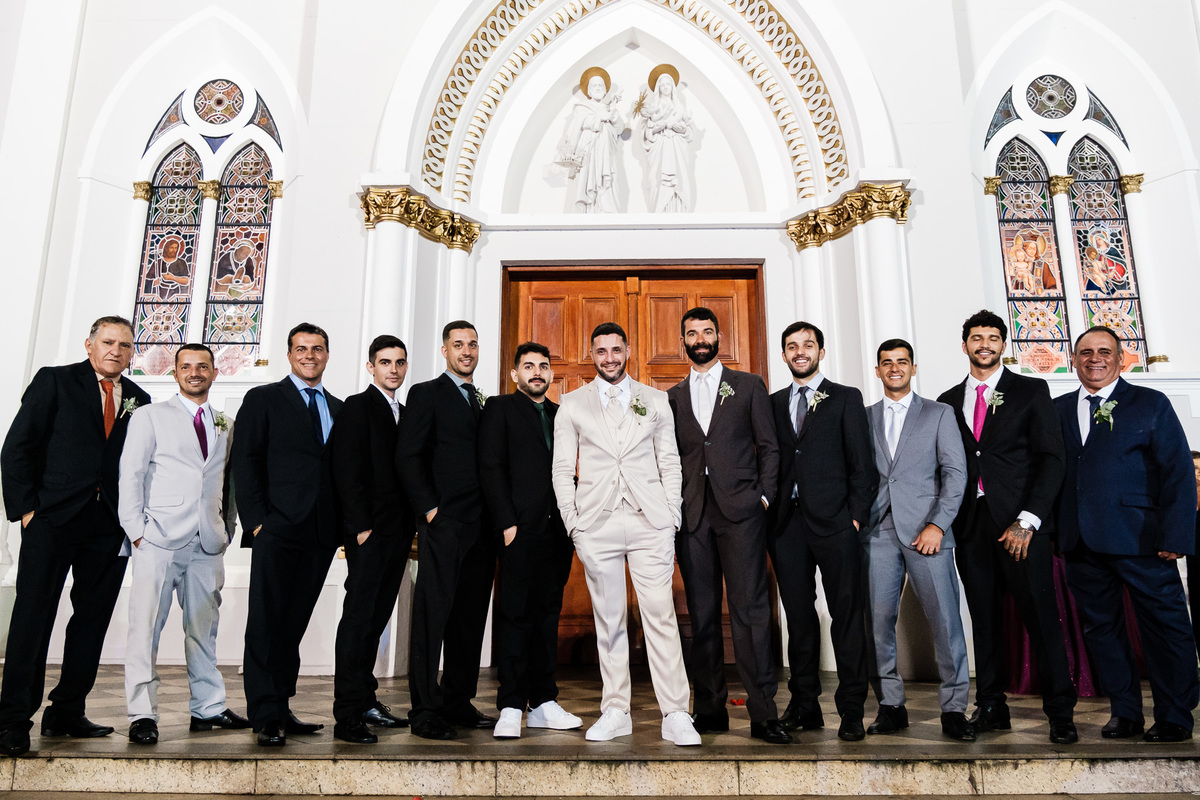 noivo com seus padrinhos com ternos sortidos