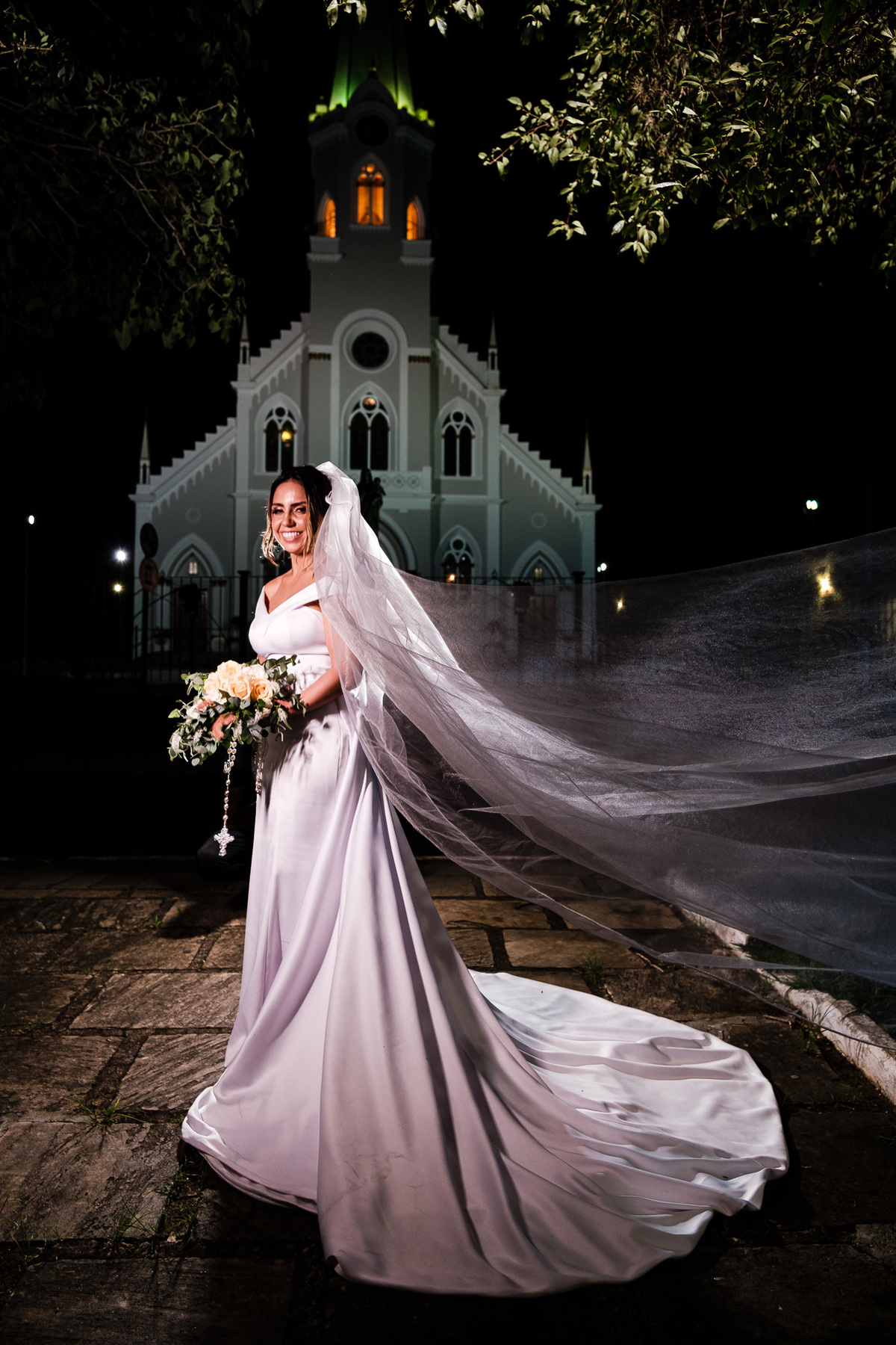 lindo retrato com a noiva de seu segurando o terço e buque com rosas champanhe
