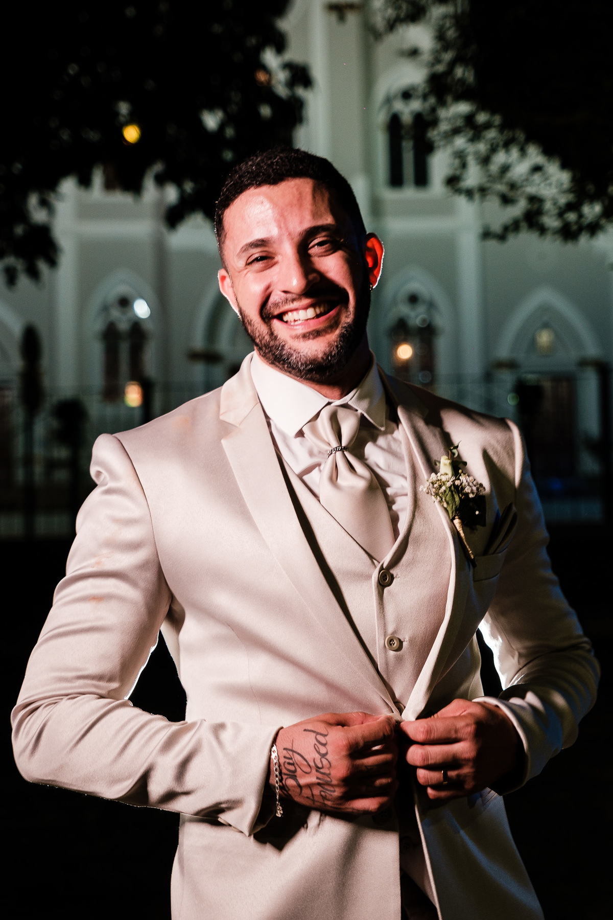 retrato do noivo com terno bege claro