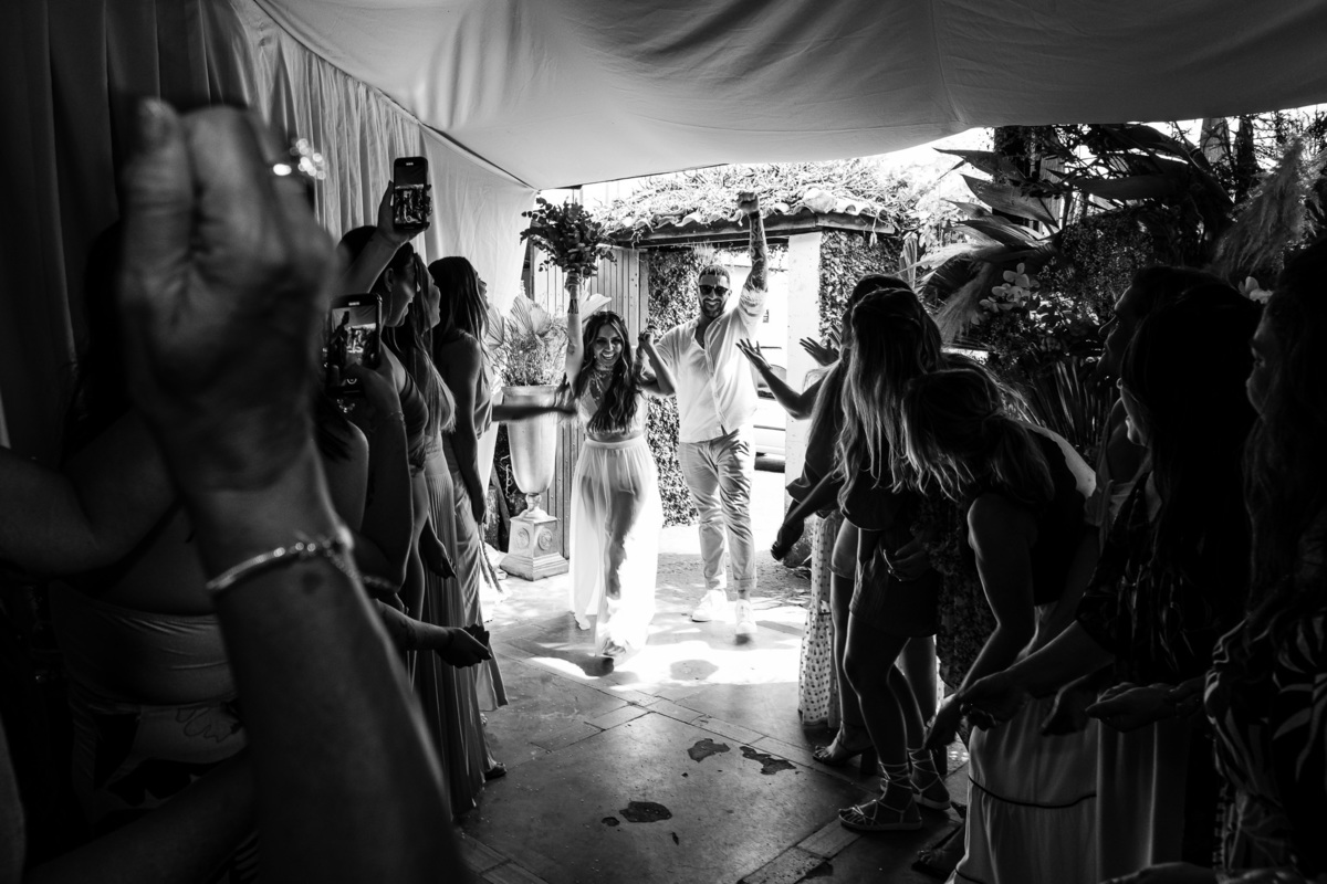 casal chegando na festa com padrinhos jogando arroz