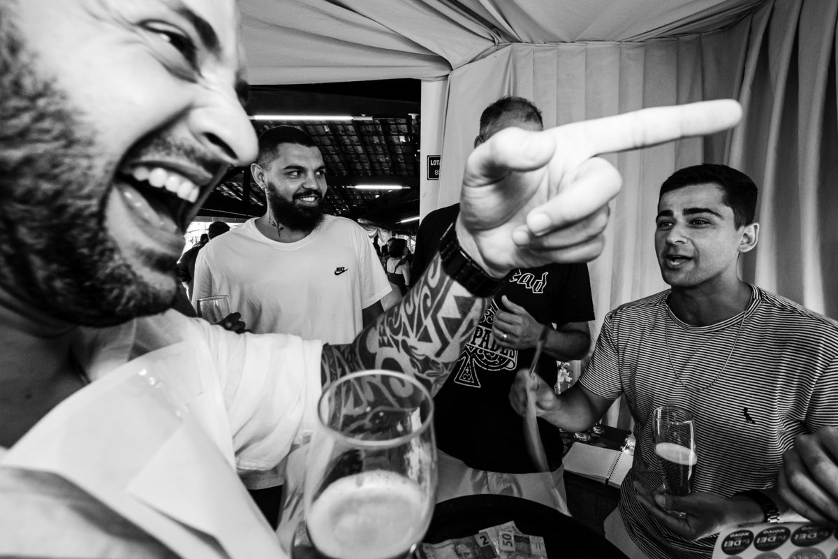 noivo com sua galera fazendo bagunça na festa