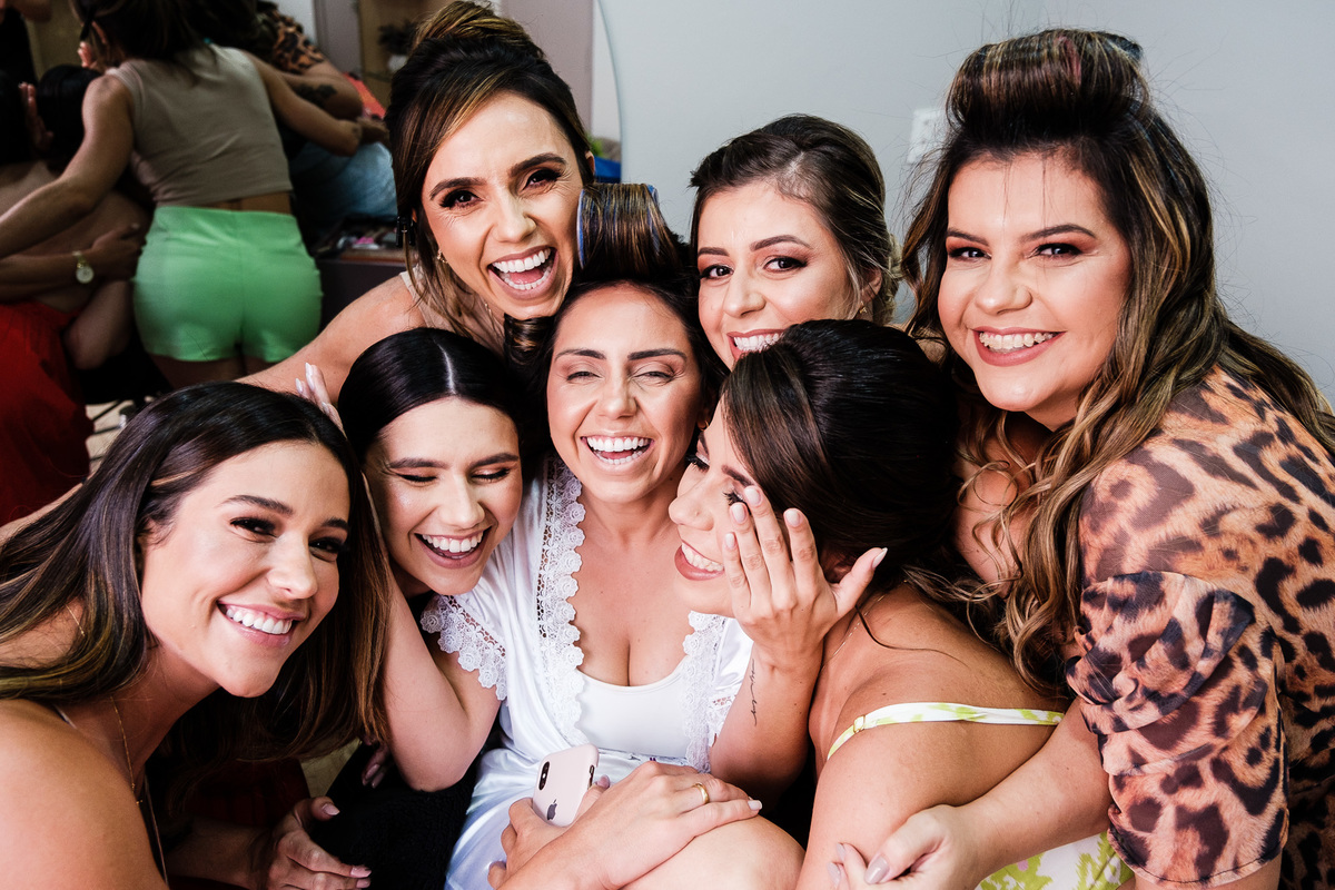 noiva com suas madrinhas sorrindo