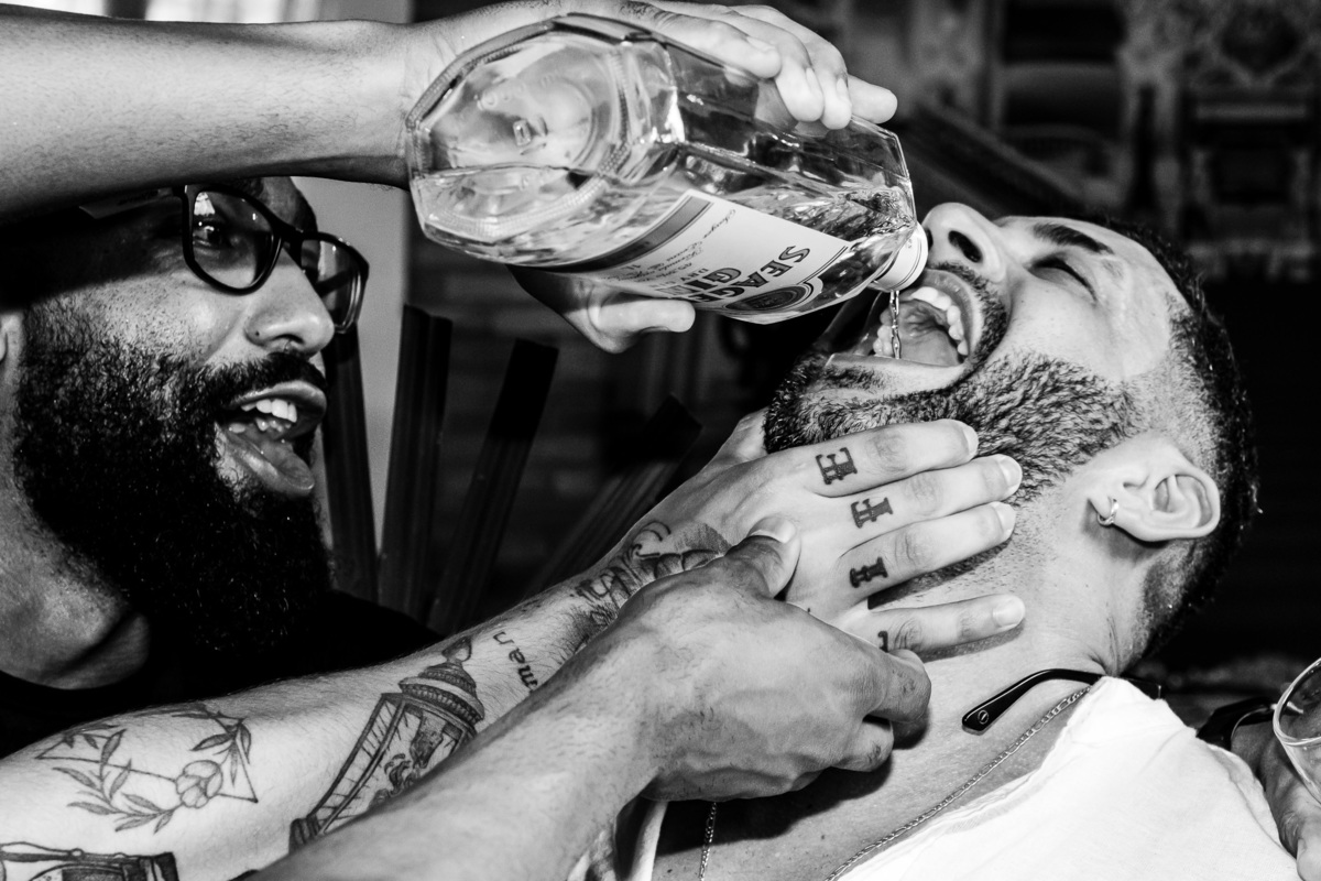 noivo bebendo com a garrafa na boca