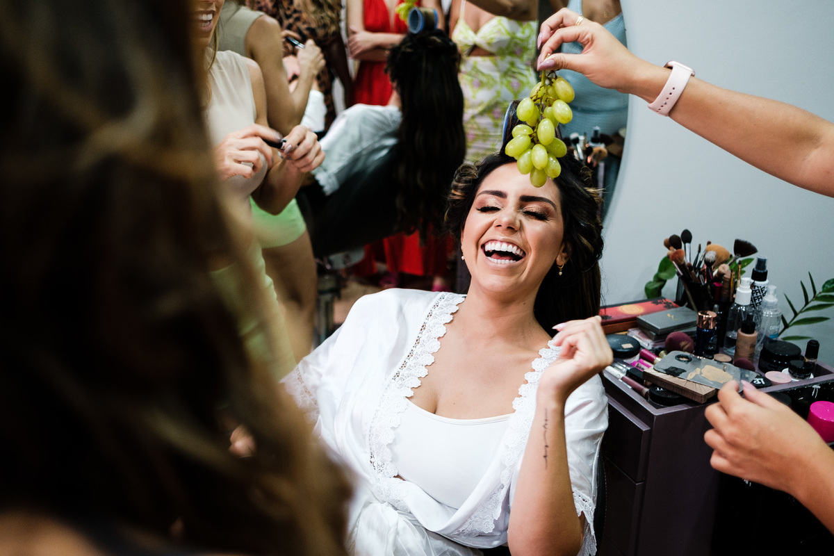 madrinhas dando uva na boca da noiva