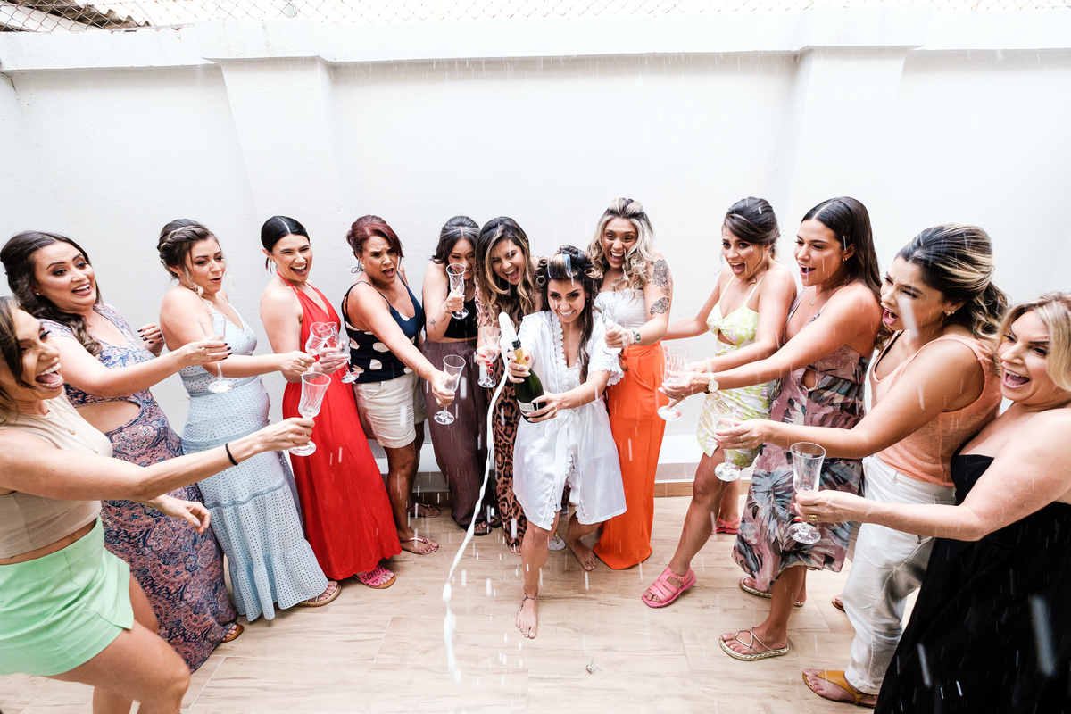 madrinha e noiva estourando o champanhe