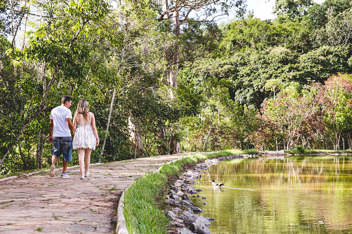casal namorando ao redor do lago com um pato