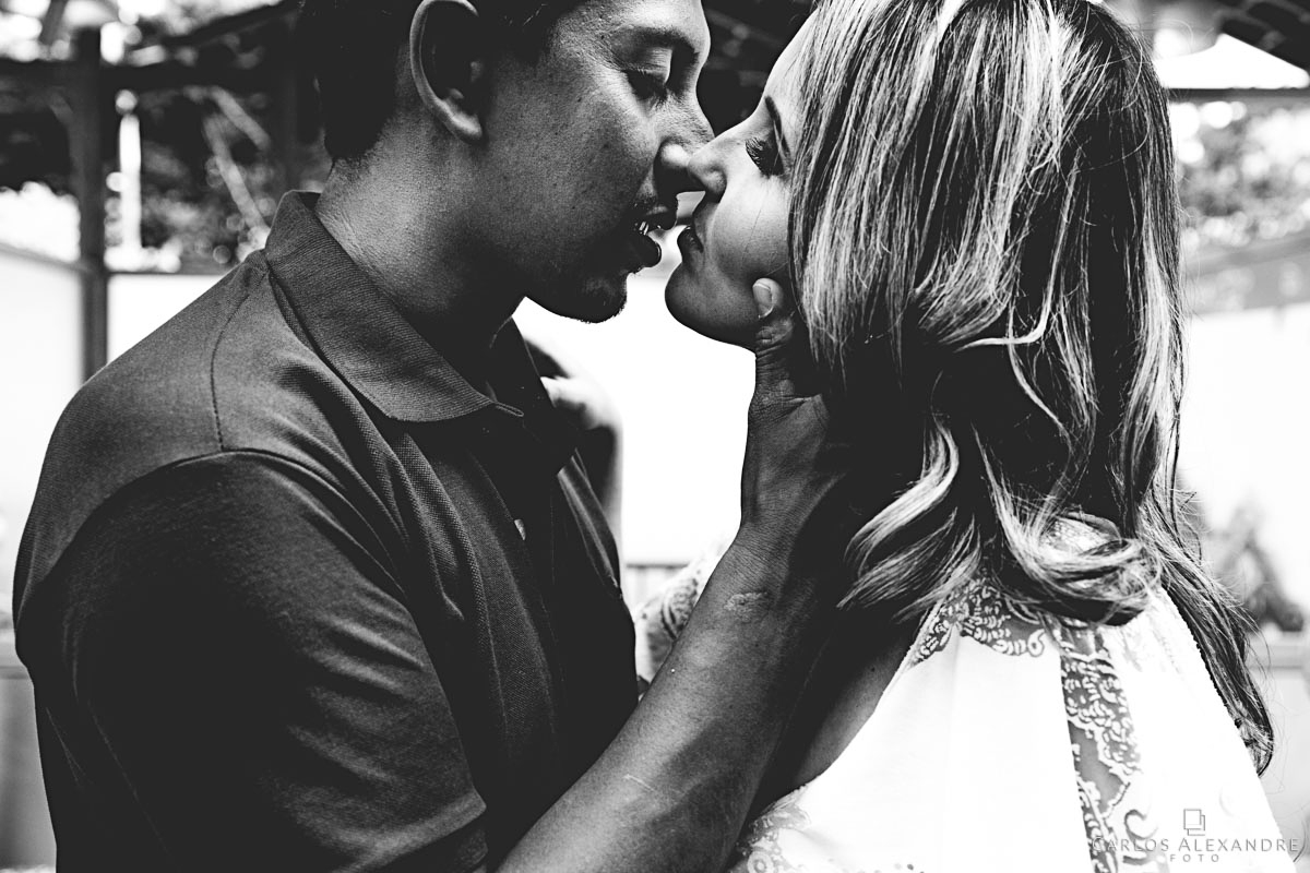 beijo apaixonante do casal de namorados foto em pb