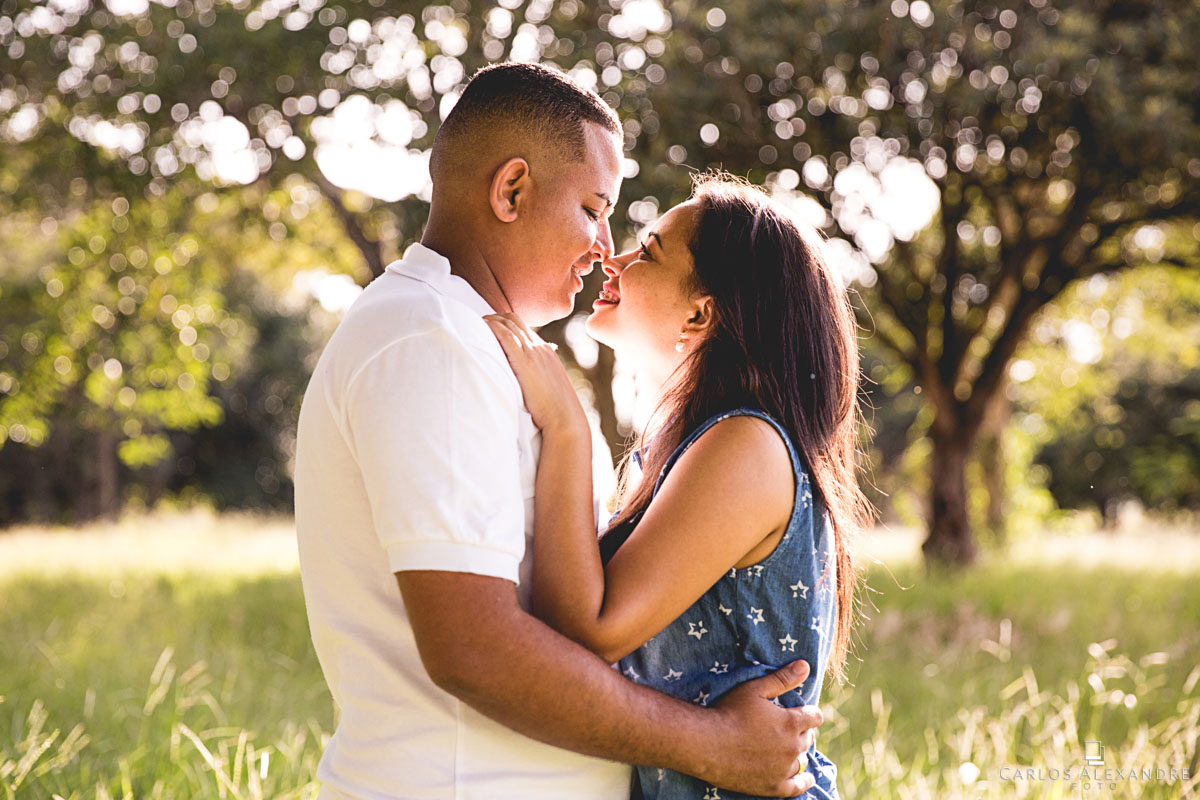 olhar que tranquiliza e passa paz para a namorada fotografado pelo fotógrafo carlos alexandre foto de três corações sul de minas