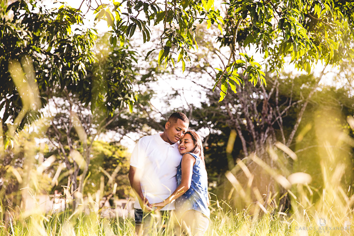parceiro acolhendo parceira em seu peito fotografado pelo fotógrafo carlos alexandre foto de três corações sul de minas