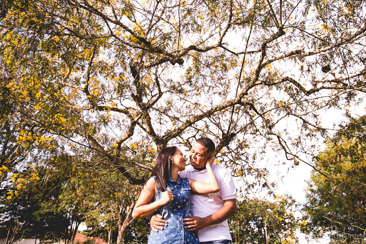 alegria e carinho entre os galhos de uma árvore fotografado pelo fotógrafo carlos alexandre foto de três corações sul de minas