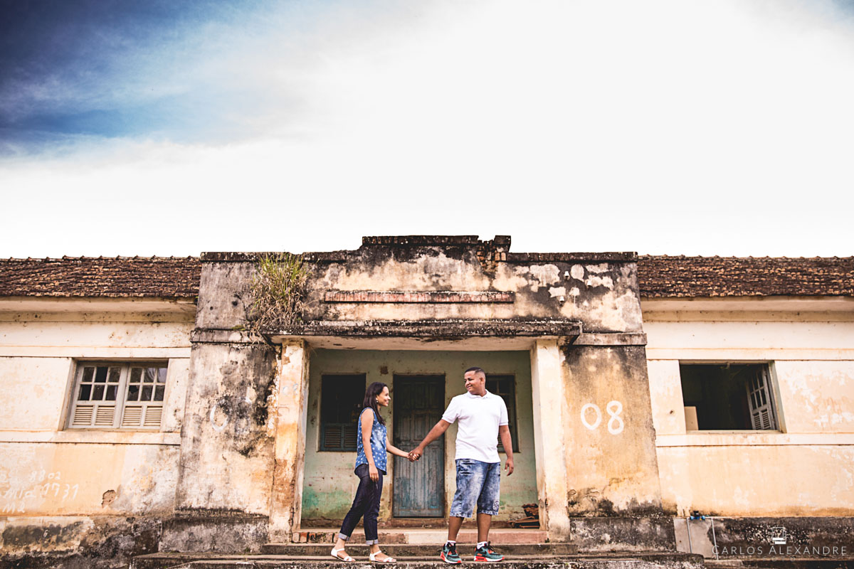 transição de cena onde o casal vai caminhando e se olhando fotografado pelo fotógrafo carlos alexandre foto de três corações sul de minas