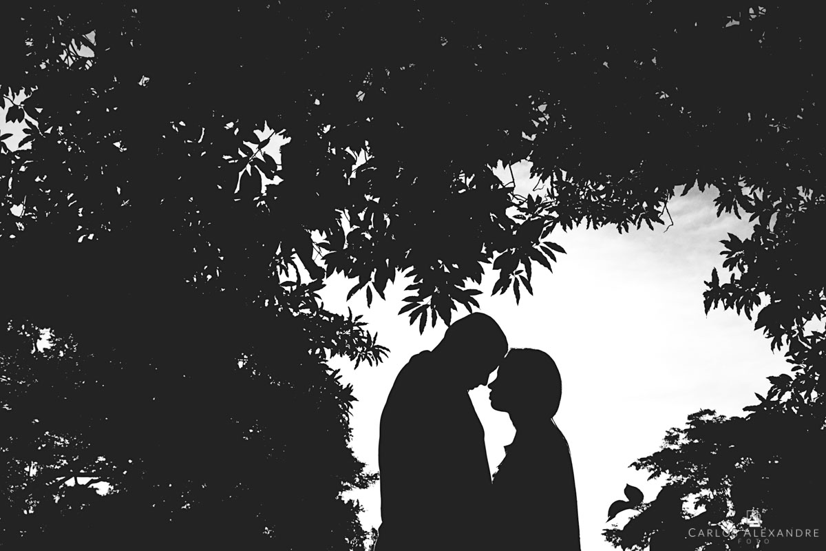 contra luz do olhar do casal apaixonado transpirando amor em seu ensaio pré casamento fotografado pelo fotógrafo carlos alexandre foto de três corações sul de minas