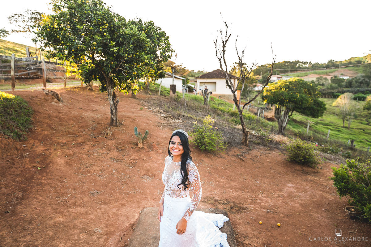 noiva posando para as fotos no quintal de sua avó onde passou toda a sua infância fotografado por carlos alexandre foto fotógrafo em três corações sul de minas