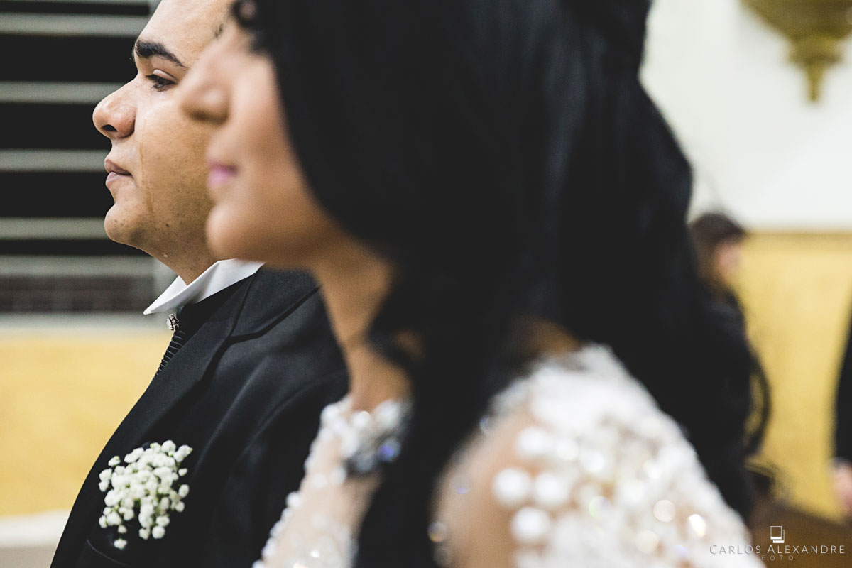 noivo ainda derramando lágrimas doces de emoção com sua noiva ao lado fotografado por carlos alexandre foto fotógrafo em três corações sul de minas