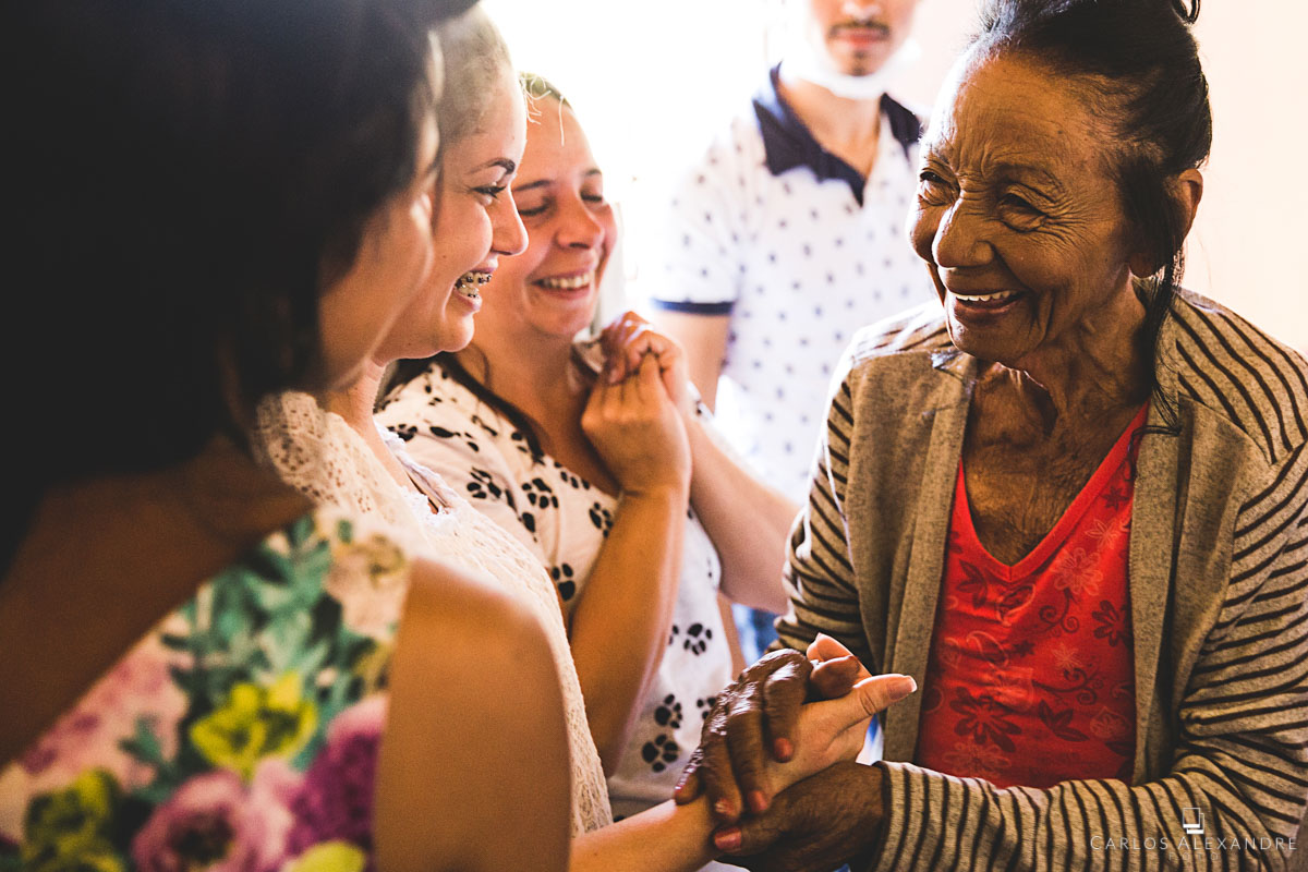 madrinhas e parentes encantados com a avó se arrumando para o casamento de sua neta fotografado por carlos alexandre foto fotógrafo em três corações sul de minas