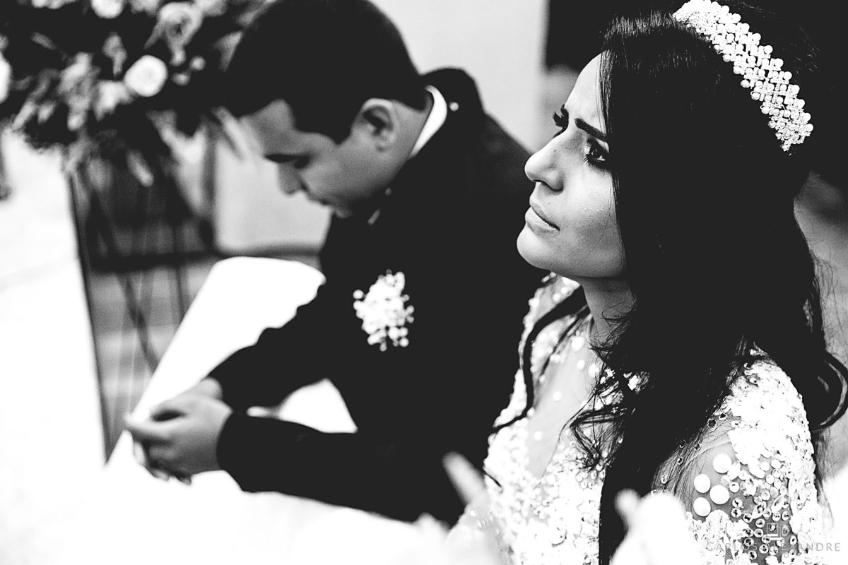 esposa ajoelhada e rezando agradecendo pela benção de um marido em sua vida fotografado por carlos alexandre foto fotógrafo em três corações sul de minas