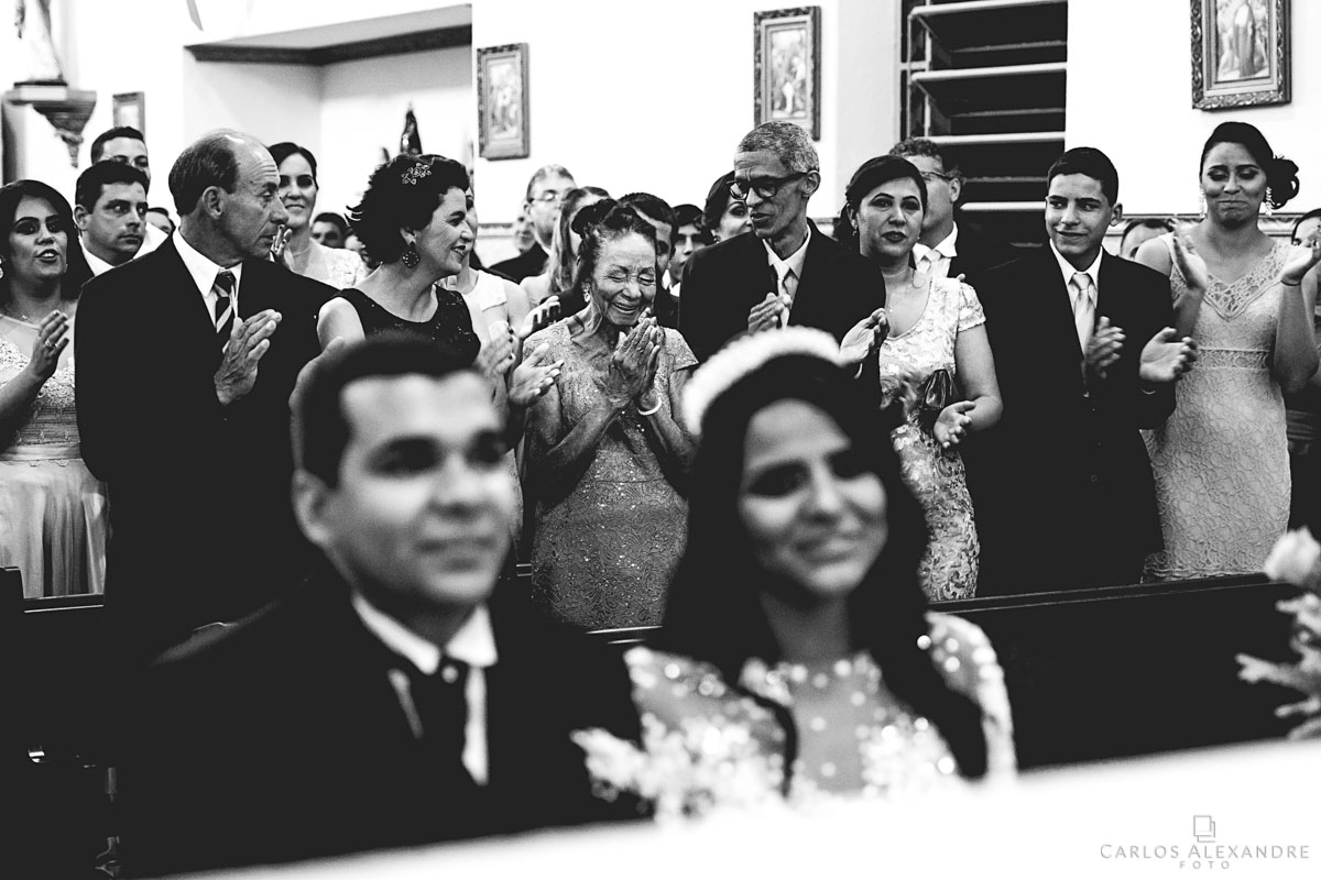 avó emocionada com oda a igreja cantando parabéns para o seu aniversário fotografado por carlos alexandre foto fotógrafo em três corações sul de minas