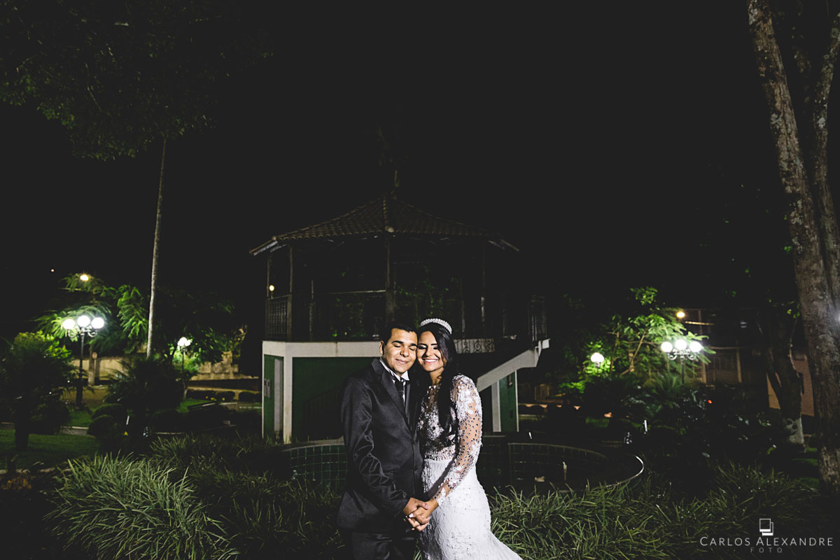 noivos relembrando todos os momentos que passaram juntos na pracinha da cidade em que se conheceram fotografado por carlos alexandre foto fotógrafo em três corações sul de minas