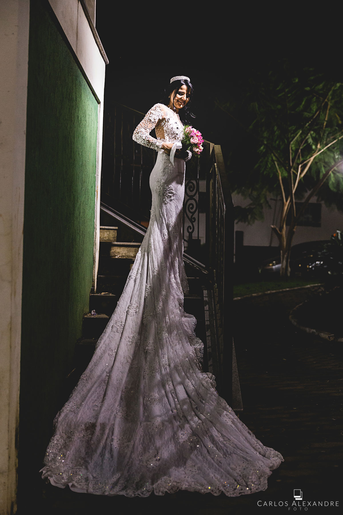 lindo vestido da noiva aberto na escada com sua calda gigante fotografado por carlos alexandre foto fotógrafo em três corações sul de minas