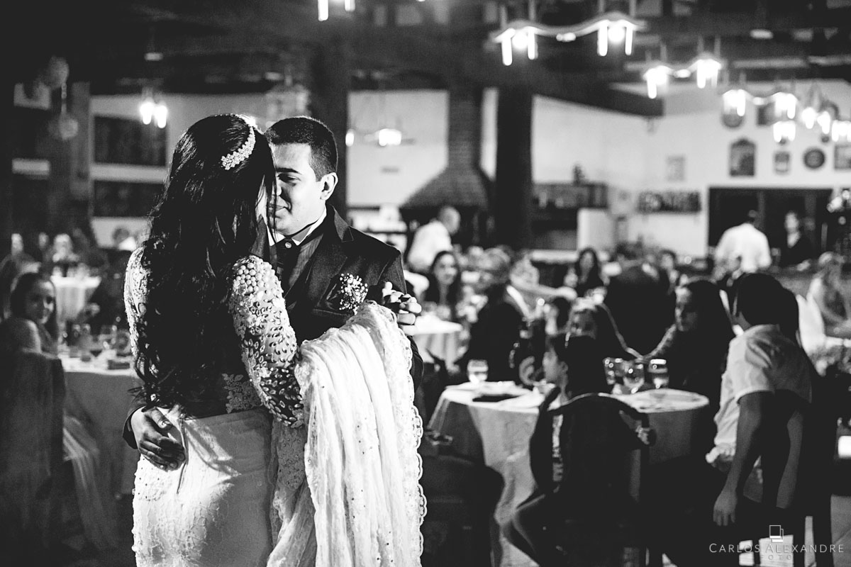 valsa dos noivos perante os convidados fotografado por carlos alexandre foto fotógrafo em três corações sul de minas