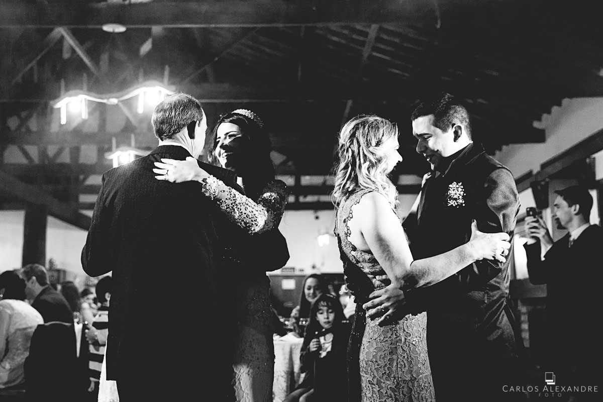 valsa dos noivos com seus respectivos pais perante toda a família padrinhos e convidados fotografado por carlos alexandre foto fotógrafo em três corações sul de minas