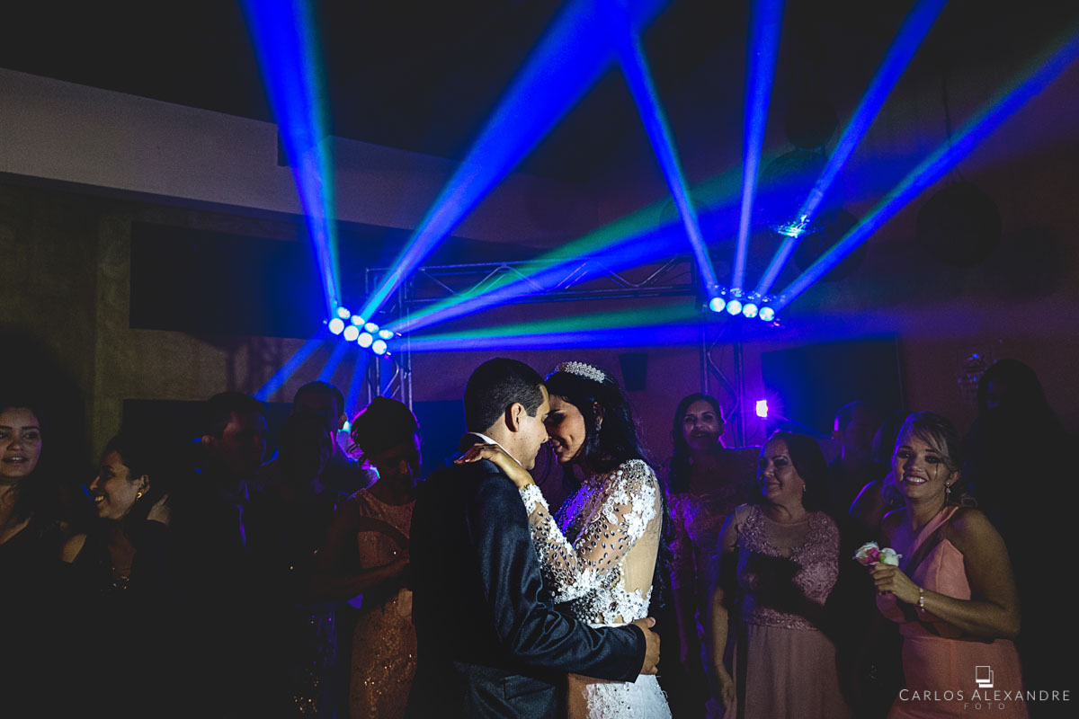 noivos se olhando e dançando em sua linda festa de casamento fotografado por carlos alexandre foto fotógrafo em três corações sul de minas