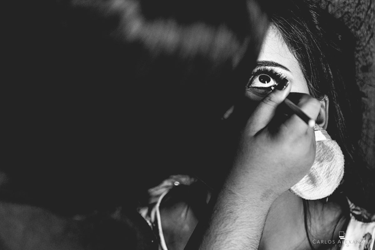 noiva se maquiando em seu making of antes do casamento fotografado por carlos alexandre foto fotógrafo em três corações sul de minas