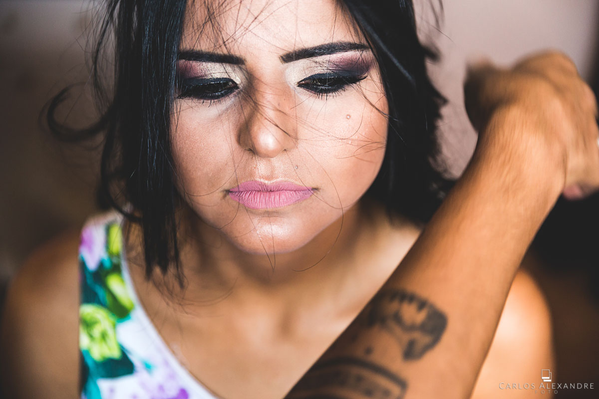 noiva arrumando seus cabelos ao vento antes de colocar a tiara fotografado por carlos alexandre foto fotógrafo em três corações sul de minas