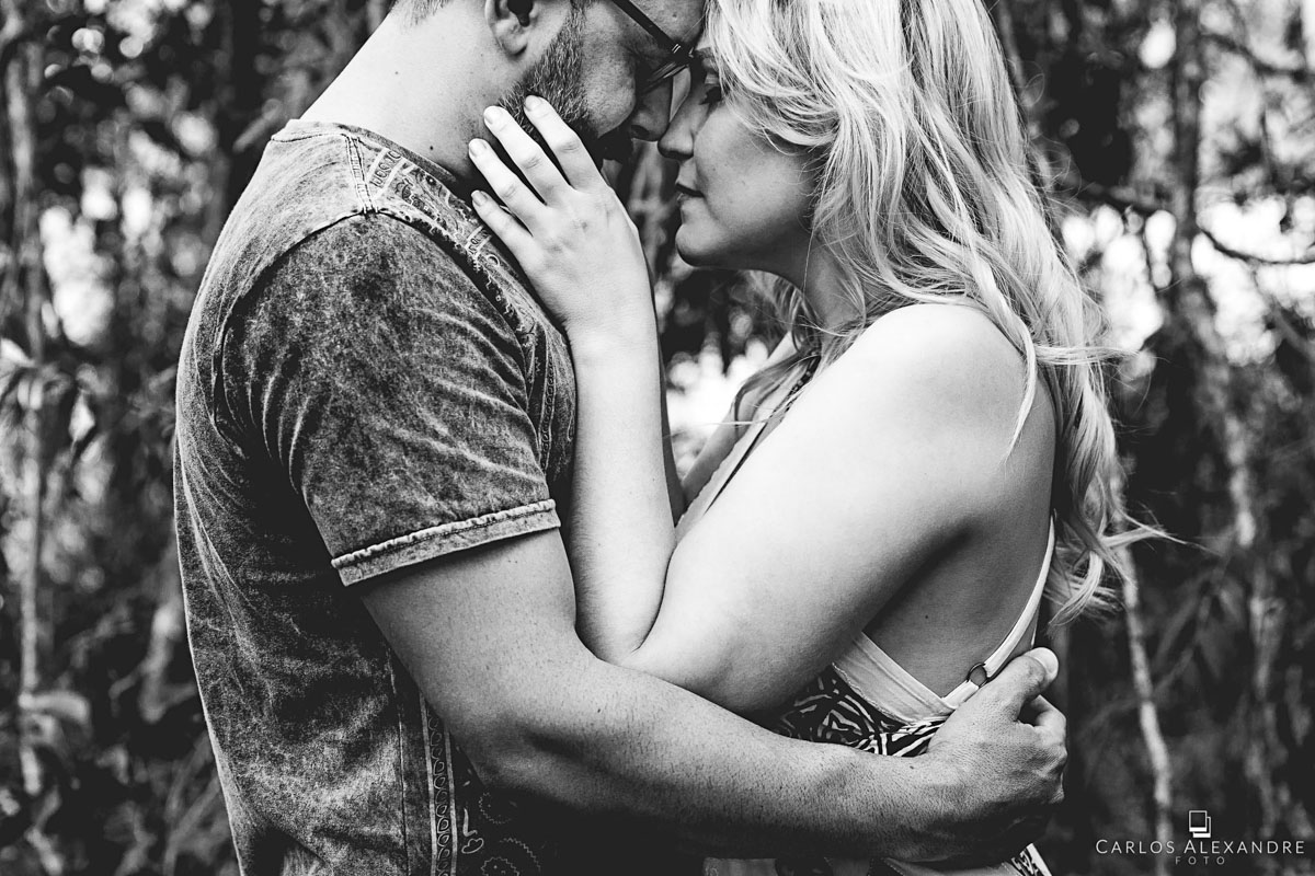 casal se acariciando concentrados e com amor em seu ensaio de pré casamento em são thomé das letras MG fotógrafo em três corações carlos alexandre foto