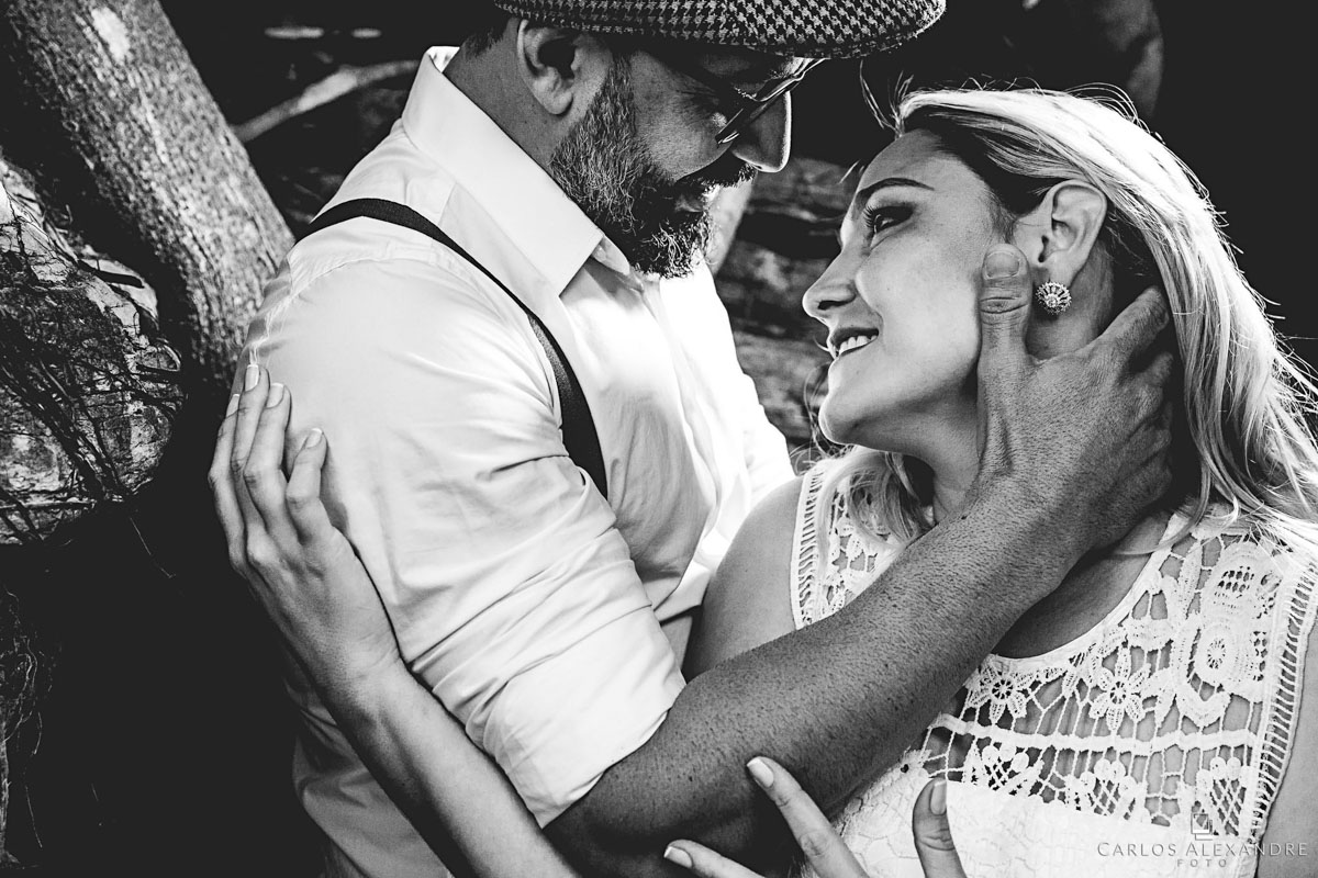 em suas mãos eu estou diz a namorada ao seu namorado em seu ensaio de pré casamento em são thomé das letras MG fotógrafo em três corações carlos alexandre foto