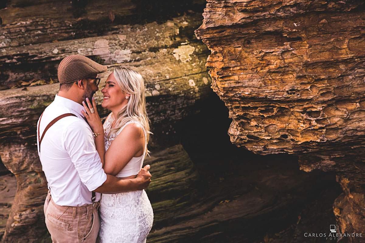 namorados dançando música juntinhos enjoy the silence apaixonados em um momento romântico em seu ensaio de pré casamento em são thomé das letras MG fotógrafo em três corações carlos alexa