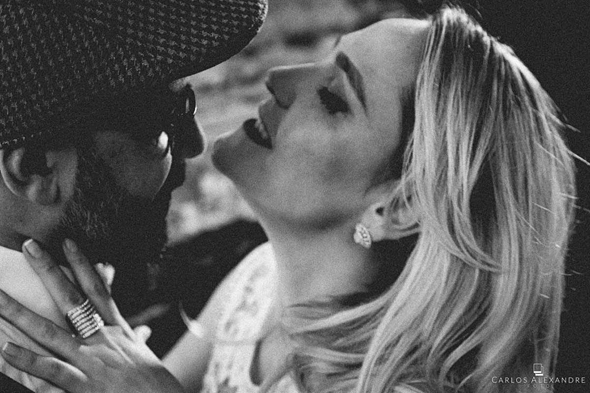 namorada se entrega no meio da dança em seu ensaio de pré casamento em são thomé das letras MG fotógrafo em três corações carlos alexandre foto