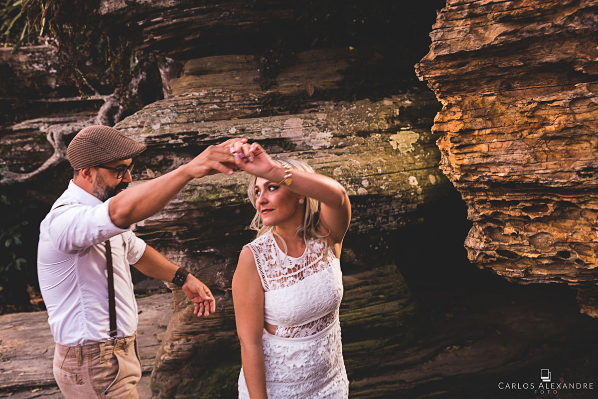 girando em uma dança de namorados em seu ensaio de pré casamento em são thomé das letras MG fotógrafo em três corações carlos alexandre foto