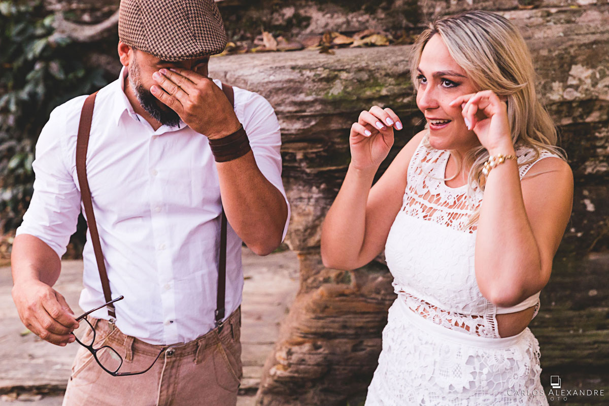 namorados choram emocionados após uma bela dança em seu ensaio de pré casamento em são thomé das letras MG fotógrafo em três corações carlos alexandre foto